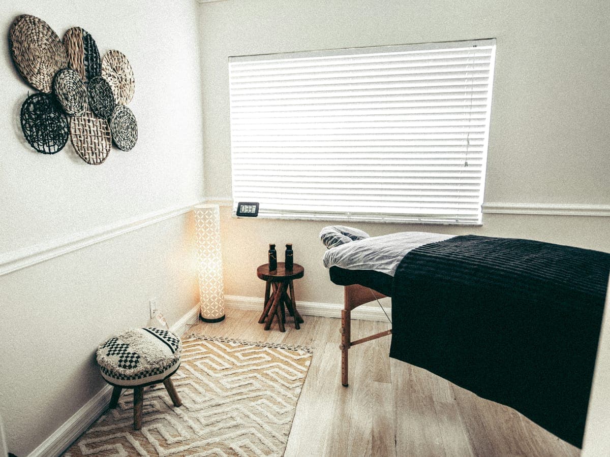 Sala de spa preparada para un tratamiento de estética